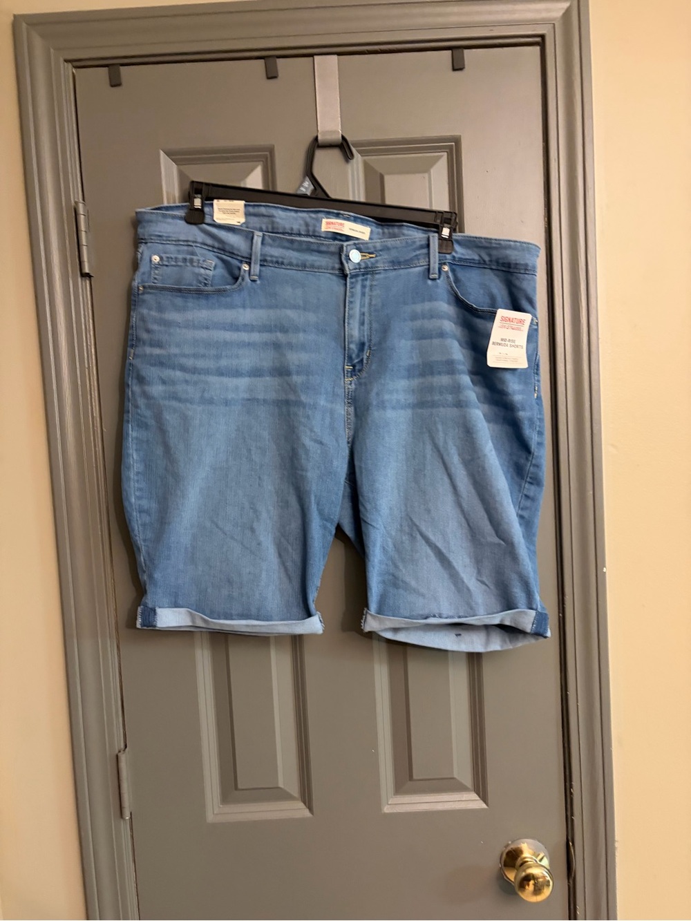NWT women’s plus size signature Levi’s mid rise Bermuda shorts 22/ w 36